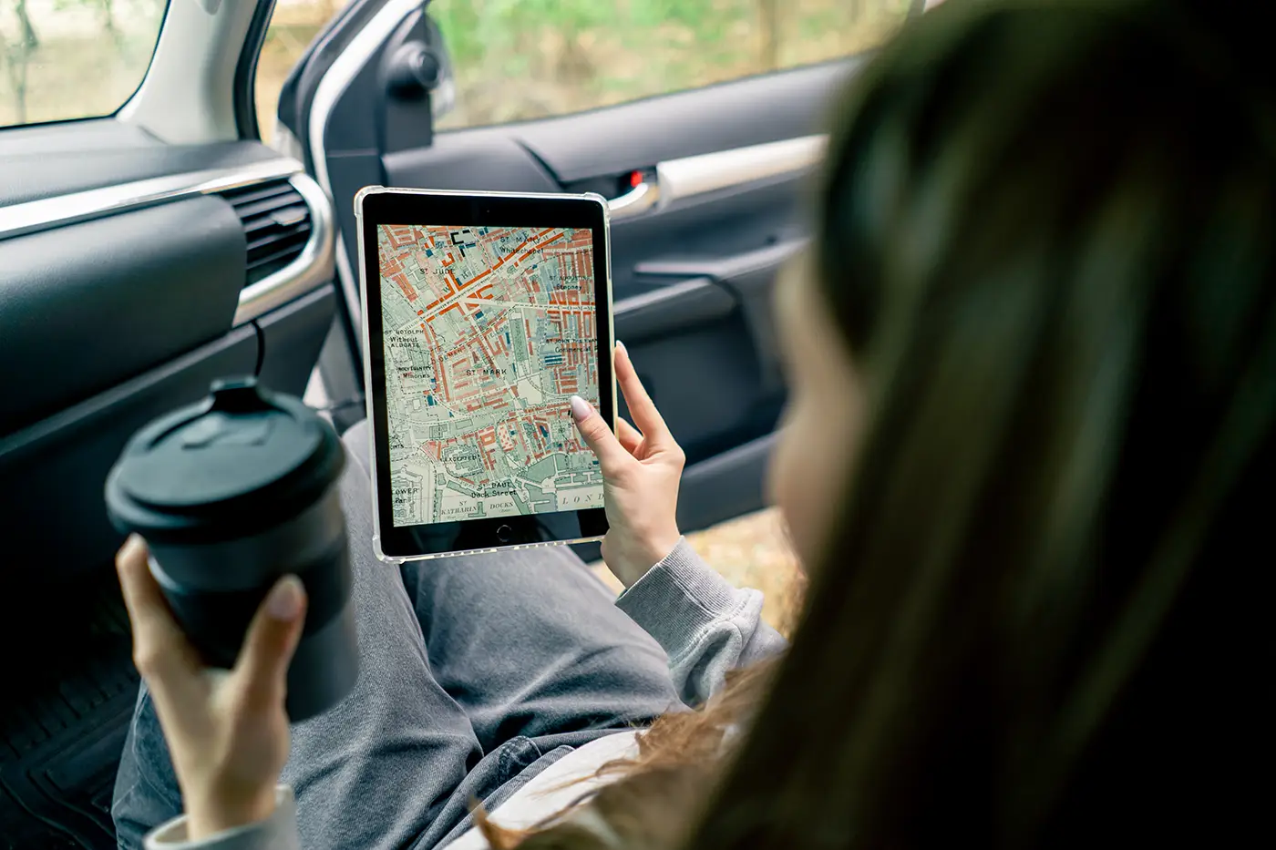 Navega rutas, monumentos y lugares con puntos de interés multimedia y menús narrativos.